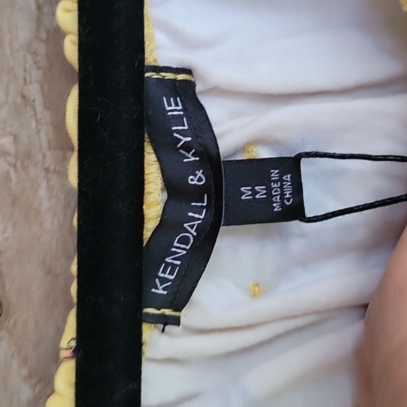 Ardene x Kendall & Kylie Size Medium Yellow Floral Printed Crop Top NWT - Picture 2 of 8